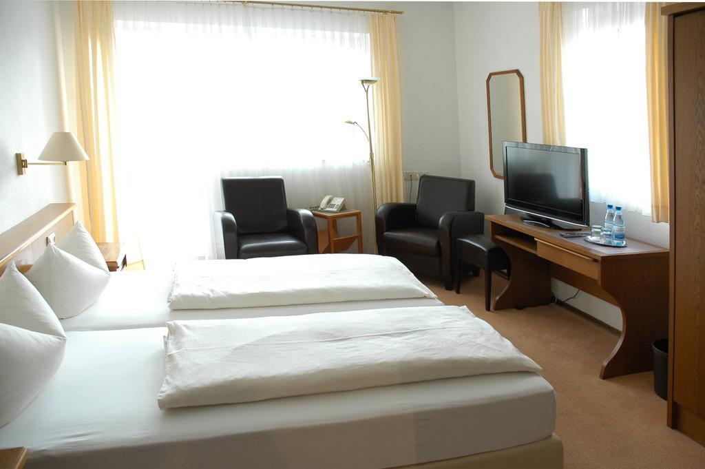 Hotel-Garni 'Zum Weinkrug' Sommerhausen Phòng bức ảnh