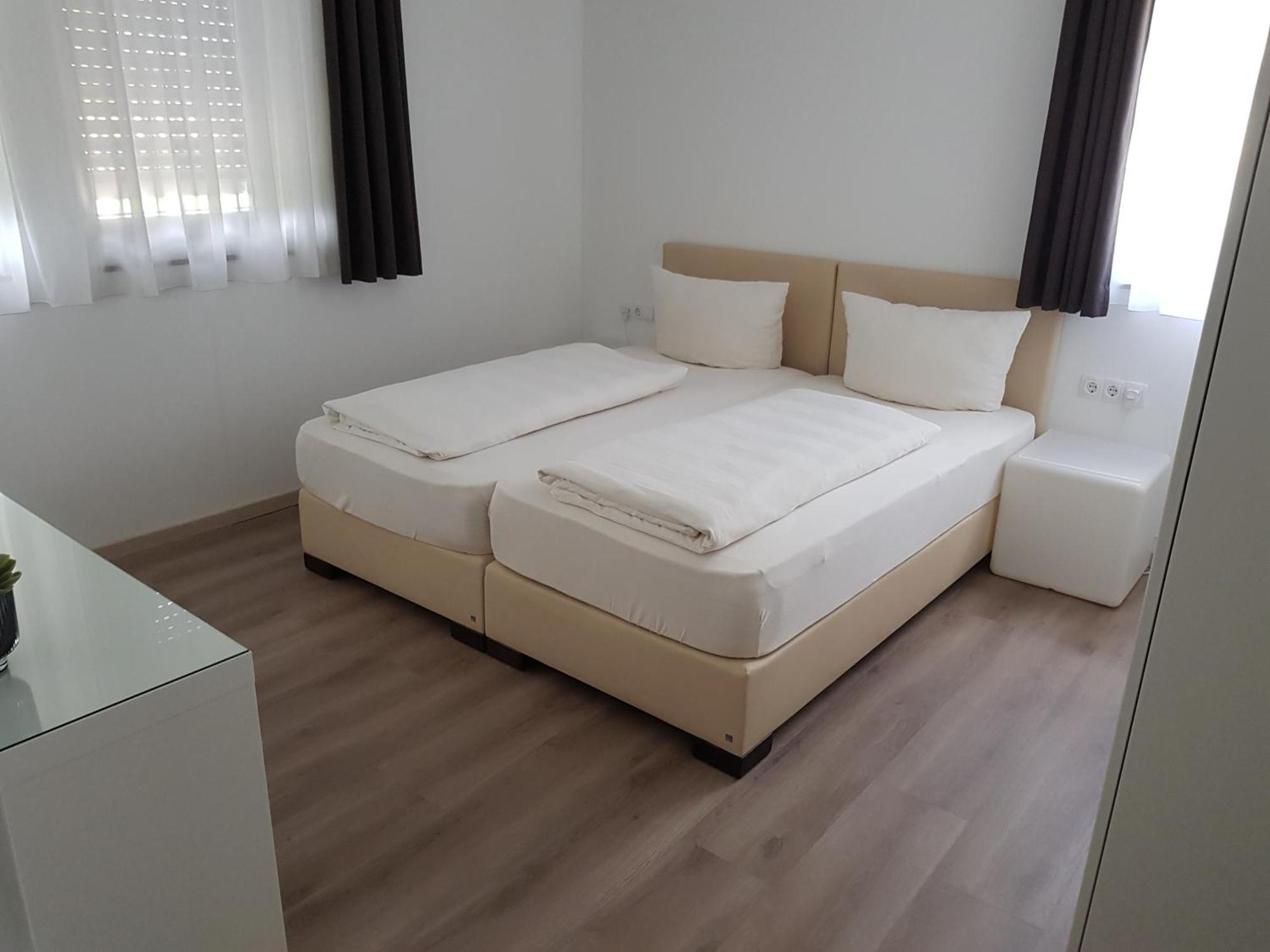 Hotel-Garni 'Zum Weinkrug' Sommerhausen Phòng bức ảnh